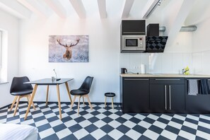 Studio (E) | Dapur kecil pribadi | Lemari es, microwave, kompor, dan mesin pencuci piring