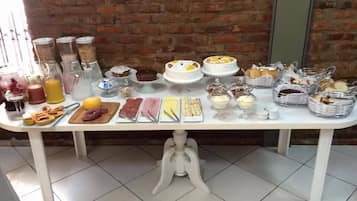 Café da manhã com buffet grátis todos os dias