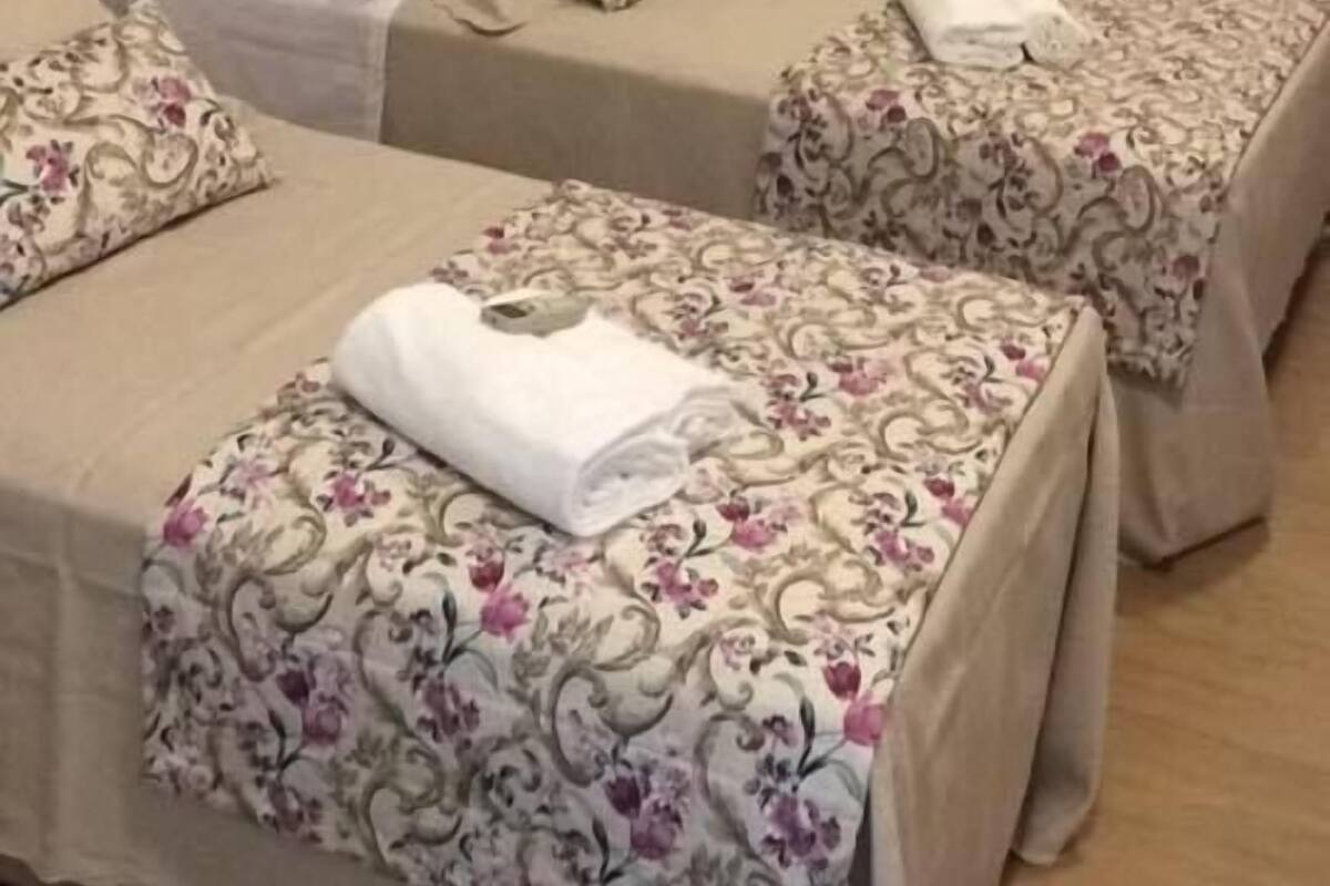 واي فاي مجانًا وملاءات أسرّة