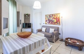 Apartamento, 2 quartos | Área de estar | TV de tela plana