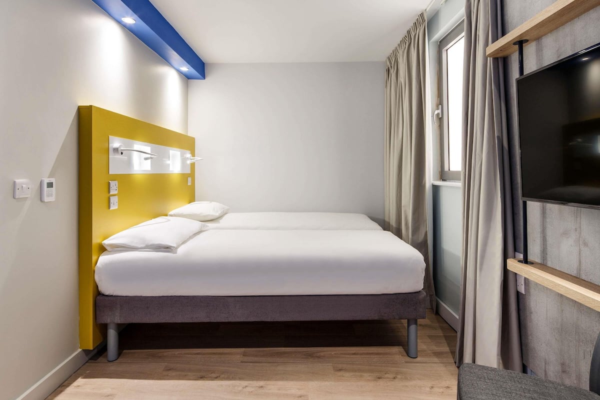 Cortinas blackout, sistema de insonorización y cuna de viaje