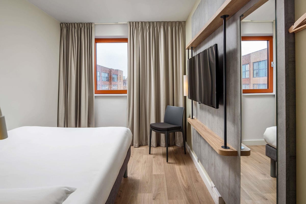 Cortinas blackout, sistema de insonorización y cuna de viaje
