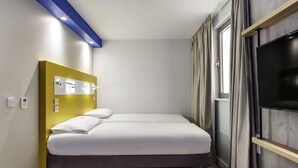 Blackout drapes, soundproofing, travel crib, WiFi (free) - ibis budget Swindon Town Centre (Swindon)