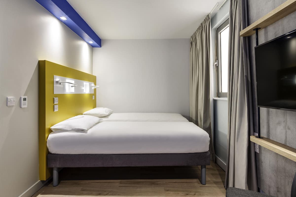 Verdunkelungsvorhänge, schallisolierte Zimmer, Reisekinderbett