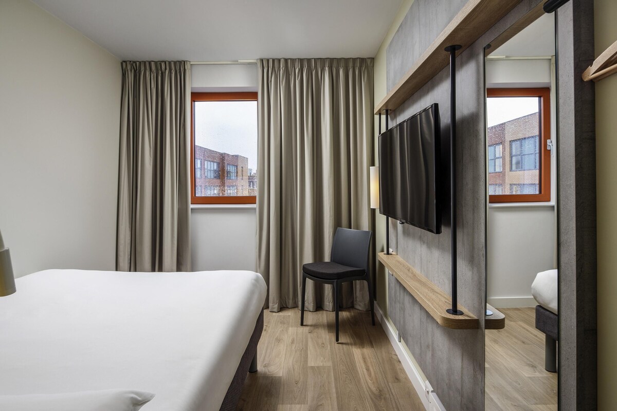 Habitació doble clàssica, 1 llit doble | Cortines opaques, habitacions insonoritzades i un bressol de viatge 