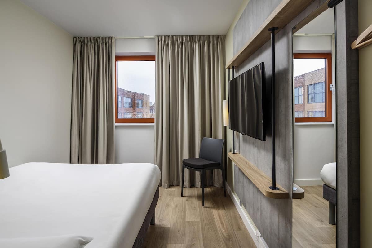 Cortinas blackout, sistema de insonorización y cuna de viaje