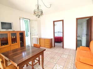 Apartamento, 1 habitación | Sala de estar | Una televisión