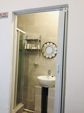 Shower, free toiletries, towels