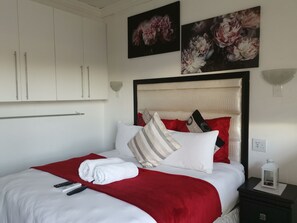 Double Room | Individually decorated, individually furnished, desk, blackout curtains - Sinesan Guesthouse (Vereeniging)