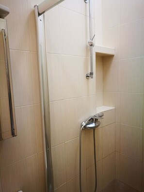 Apartamento família | Banheiro | Chuveiro, toalhas de banho