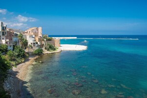 Una spiaggia nelle vicinanze