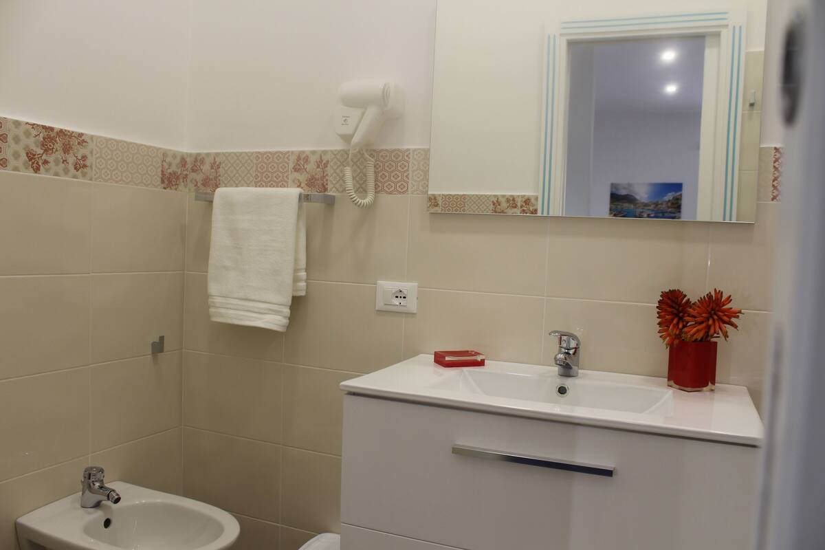 Een douche, een regendouche, gratis toiletartikelen, een haardroger