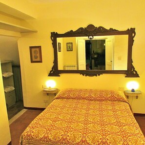 1 dormitorio, escritorio, tabla de planchar con plancha y cuna de viaje