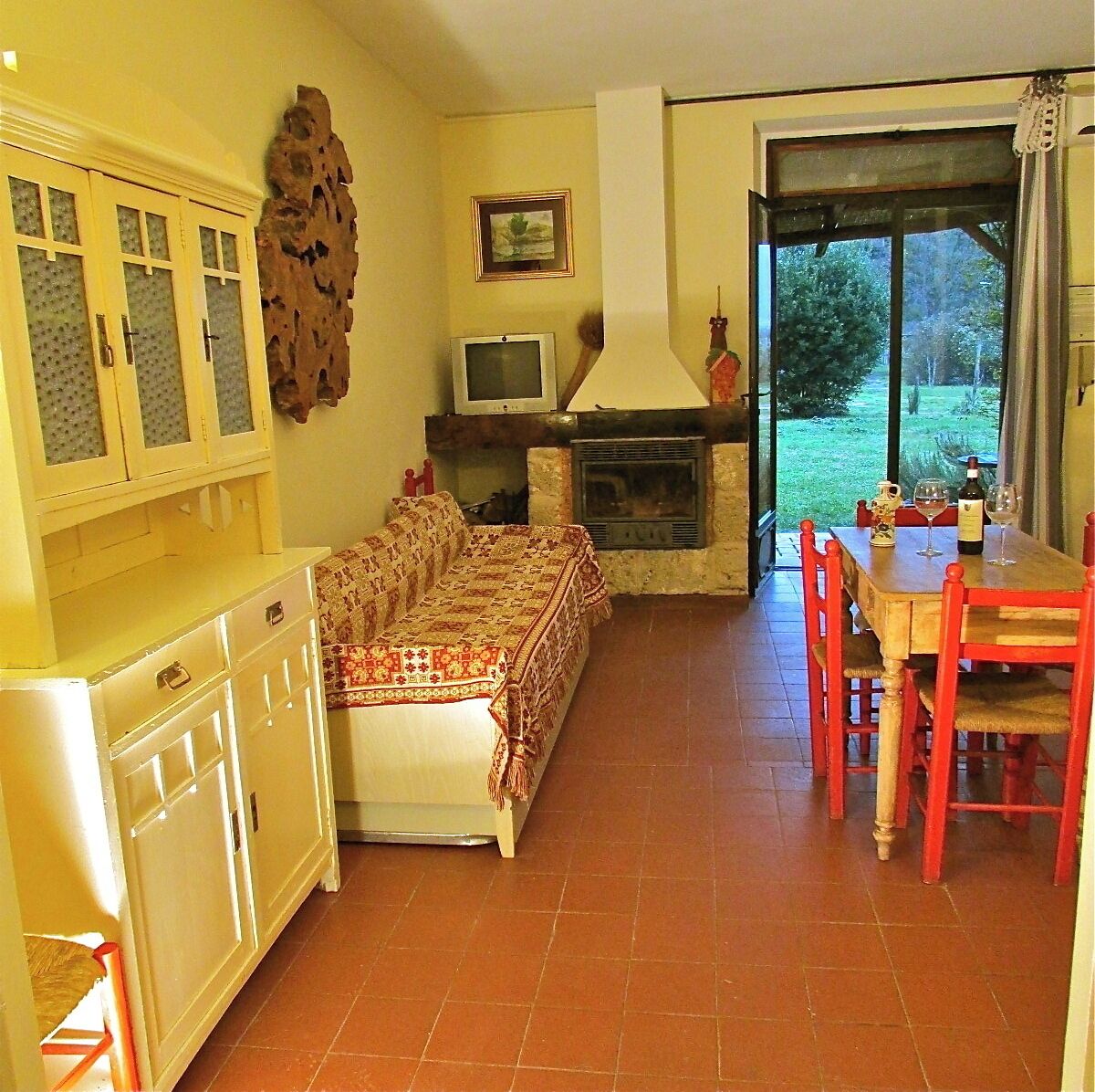 Caminetto, tavolo da calcetto, tavolo da ping pong, libri