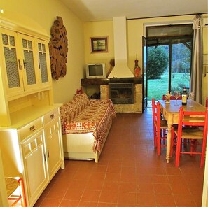 Foyer, table de baby-foot, table de ping-pong, livres
