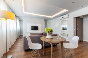 비즈니스 아파트 | 거실 공간 | 평면 TV