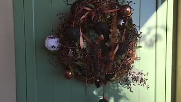 Un adorno circular sobre una puerta verde.