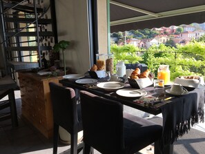 Frokost med lokale retter er inkludert hver dag