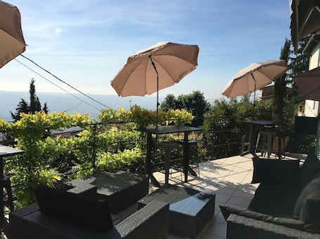 Terrace/patio. Skylark Bed & Breakfast