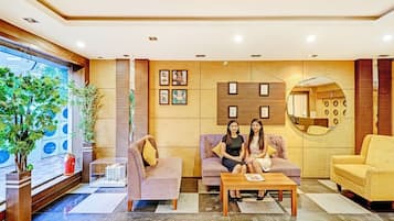 Coin salon dans le hall