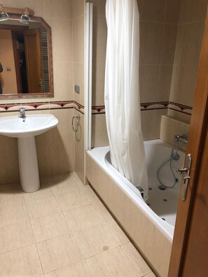 Badewanne, Bidet, Handtücher, Toilettenpapier