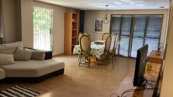 Een smart-tv en een open haard