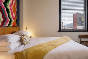 Hypo-allergenic bedding, individually decorated, individually furnished - Hotel Clemons (Chattanooga)