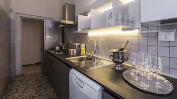 Réfrigérateur, four, lave-vaisselle, cafetiÚre/bouilloire