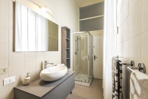 Shower, hair dryer, towels - Rialto Design Boutique Apartment R&R (Venecia)