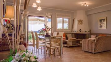 Apartemen Deluks, 3 kamar tidur, pemandangan laut (Odysseus Upper) | Area keluarga | TV layar datar, perapian, dan pemutar DVD