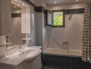 Deluxe Apartment, 3 Bedrooms, Sea View (Odysseus Upper) | Bilik Mandi | Tab mandi rendaman dalam, kelengkapan dandanan diri percuma 