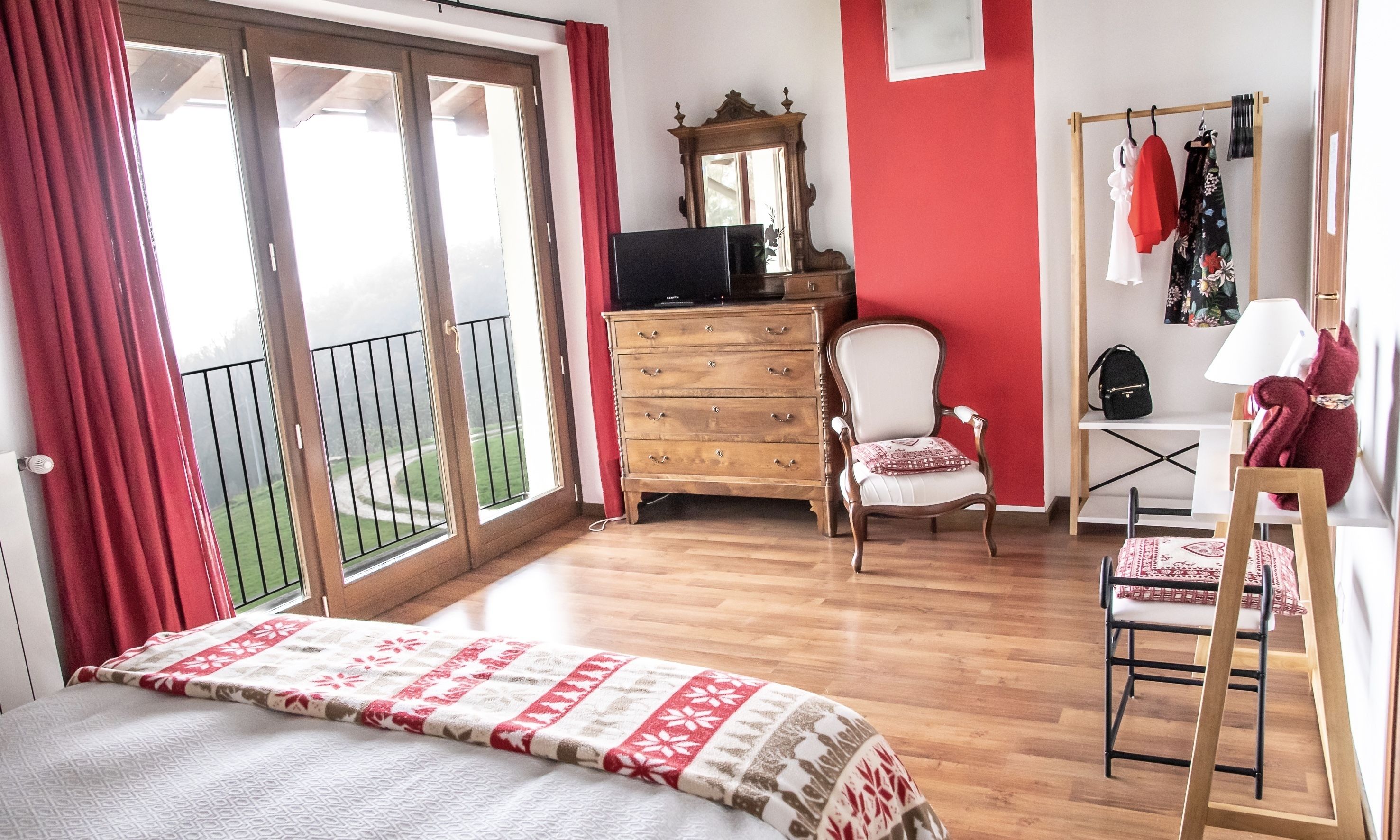 Desk, free WiFi, wheelchair access