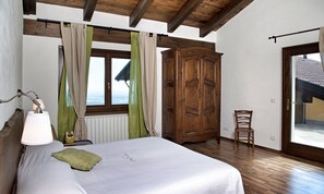 Schreibtisch, kostenloses WLAN, Rollstuhlgeeignet