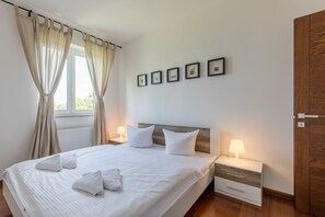 Rideaux occultants, chambres insonorisées, fer et planche à repasser