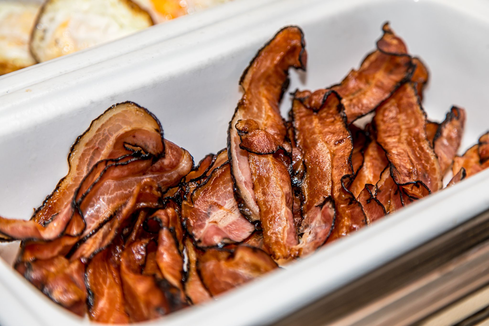 Une assiette de lardons cuits.