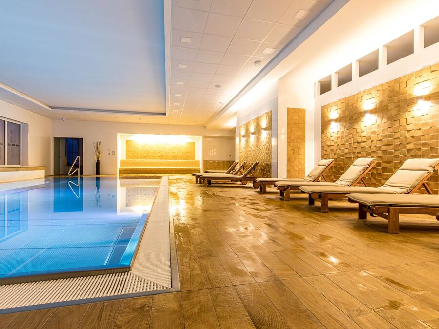Innenpool, beheizter Pool, Liegestühle