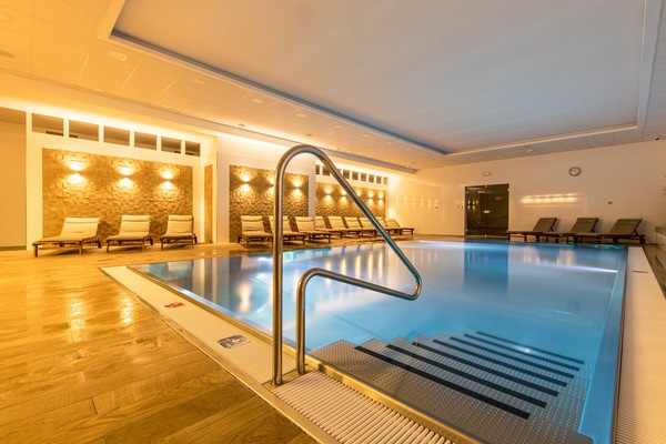 Indoor spa tub