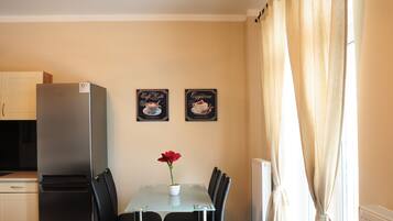 Makan di kamar
