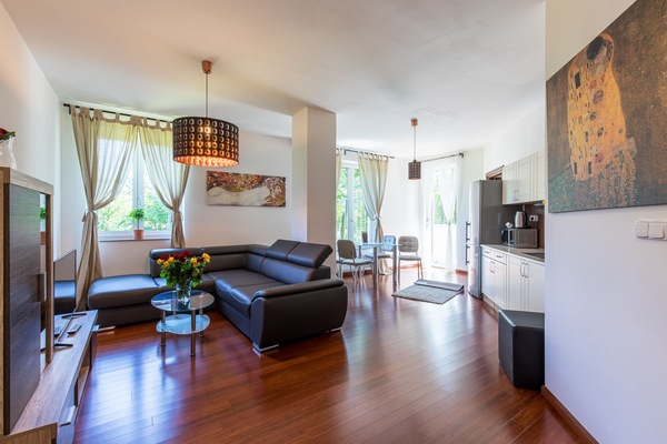 Appartamento, 2 camere da letto, balcone | Area soggiorno | TV a schermo piatto