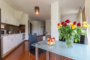 Apartment, 2 Bedrooms, Balcony | In-room dining