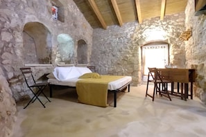 Apartamento, 1 quarto | Cofres nos quartos, roupa de cama