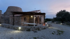 A stone building with a tiled roof, a stone wall, and a small entrance. - Bilocale Rurale in Resort (Morciano di Leuca)