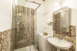 Shower, hair dryer, towels, toilet paper - Arsenale Design Apartment R&R (Venecia)