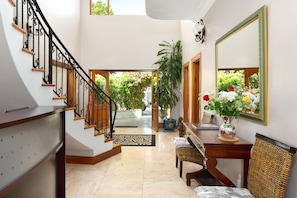 Interior entrance - Thomson's Accommodation (Cape Town)