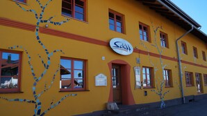 Un edificio amarillo con un cartel que dice "Schloss".