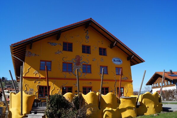 A yellow building with multiple windows and a red roof. - Schiff Bihlerdorf- Hostel (Blaichach)