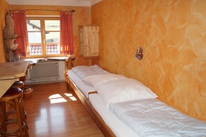 Twin Room, Shared Bathroom | Free WiFi, bed sheets - Schiff Bihlerdorf- Hostel (Blaichach)