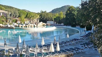 Utomhuspool och uppvärmd pool