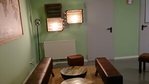 Microwave, oven, stovetop, cookware/dishes/utensils - Backpackers St. Pauli - Hostel (Hamburg)