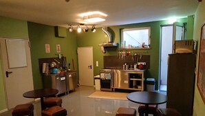 Microwave, oven, stovetop, cookware/dishes/utensils - Backpackers St. Pauli - Hostel (Hamburg)